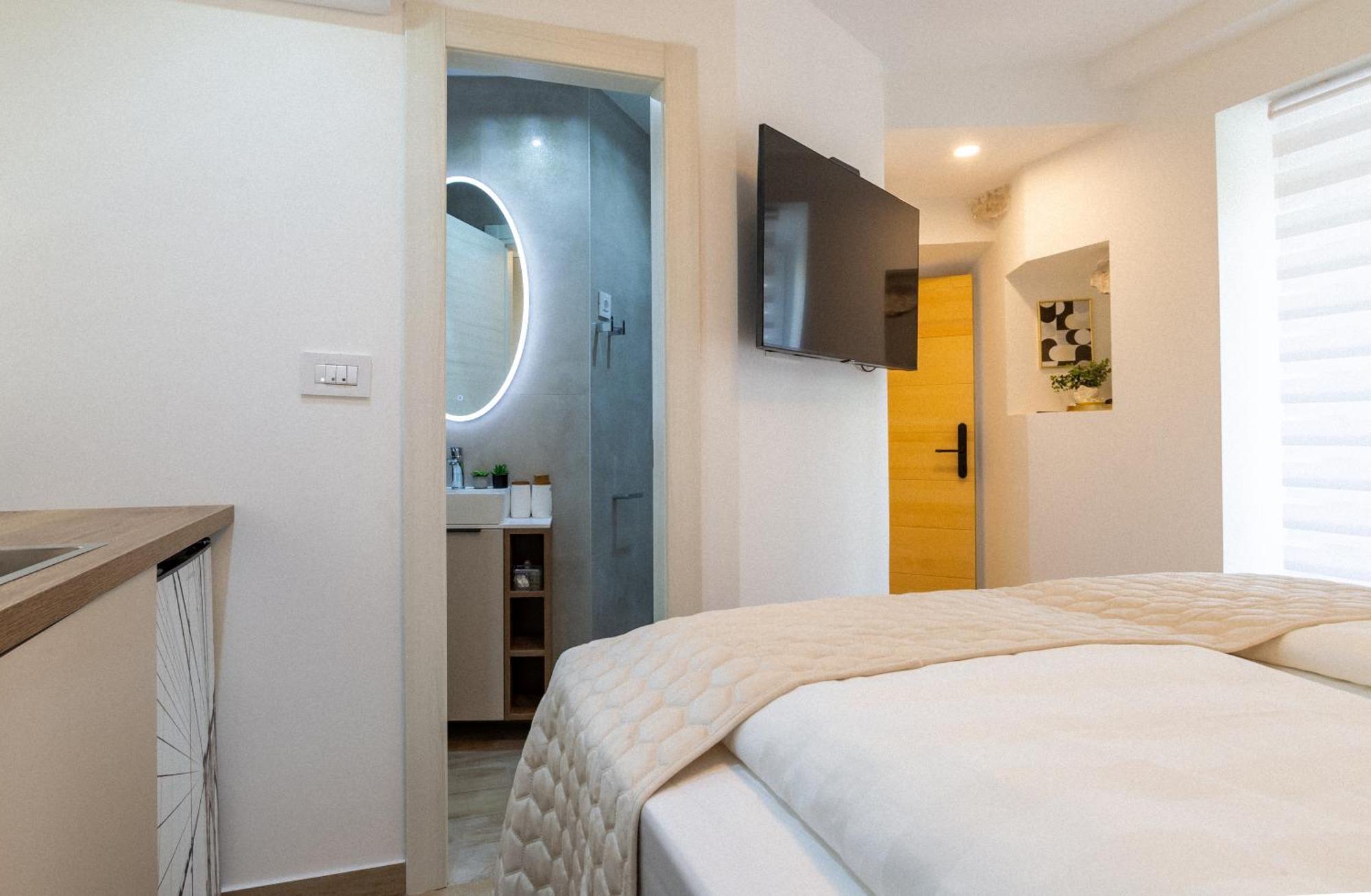 Luxury Lifestyle Rooms สปลิท ภายนอก รูปภาพ
